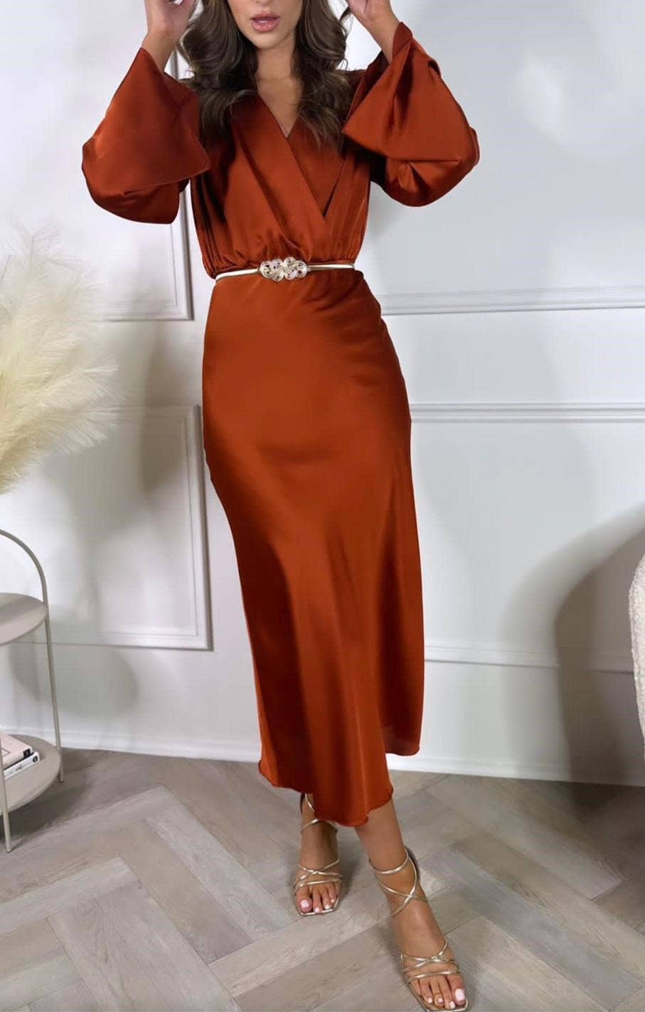 Elegantné midi šaty s V-výtrihom Dien
