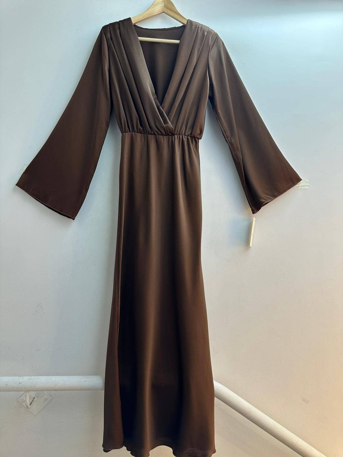 Elegantné midi šaty s V-výtrihom Dien