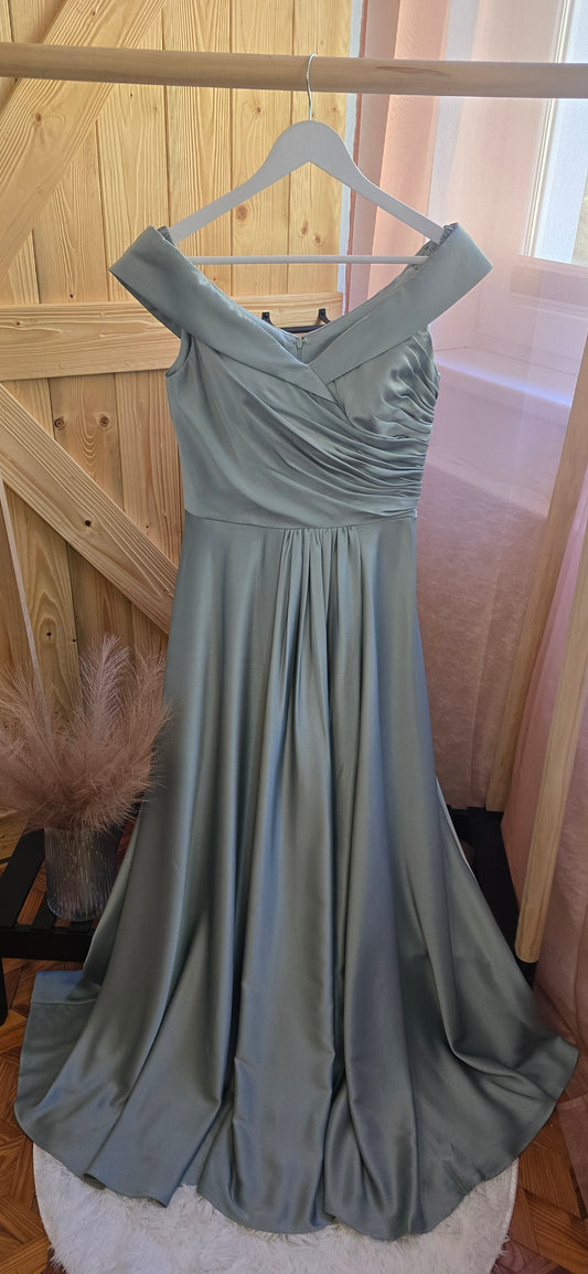 Plisované saténové večerné šaty s lodičkovým výstrihom a rozparkom Elsa